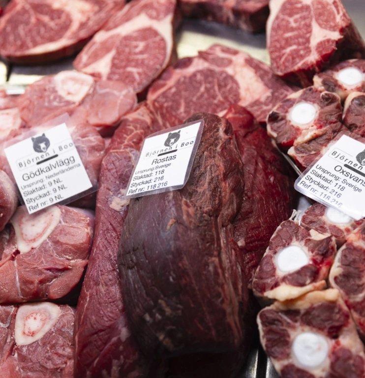 Läckra bitar av nötkött och annat kvalitetkött i en delikatessbutik i Stockholm 